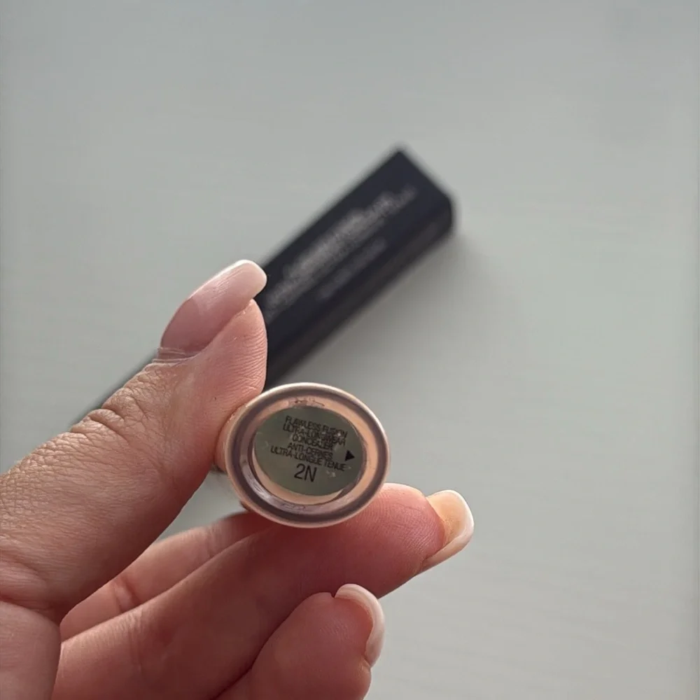 Laura Mercier Flawless Fusion Ultra-Longwear Concealer - Black Packaging